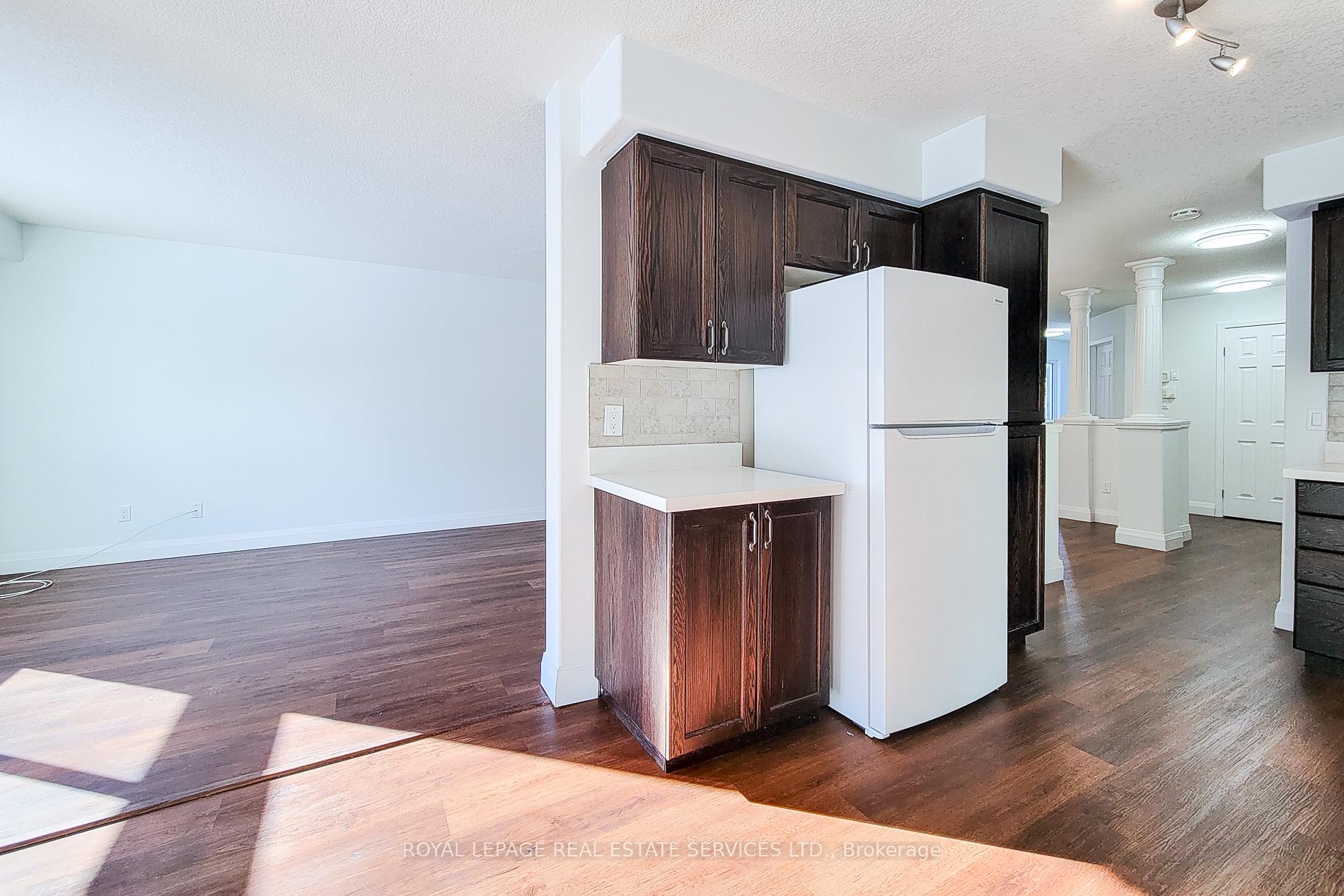 Photo 11 of 381 Parkvale Drive, Kitchener, Huron Park — HOMEH