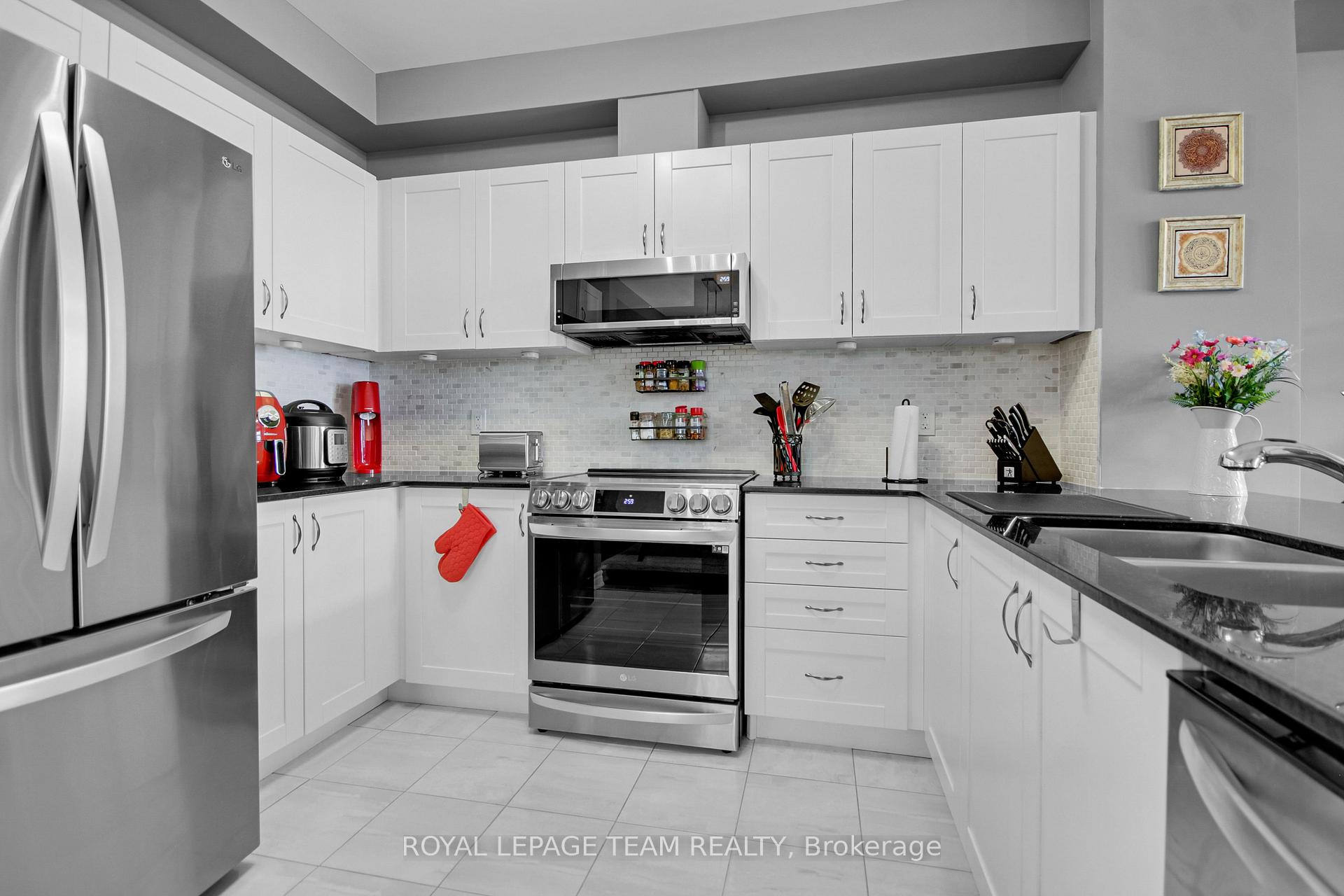 Photo 14 of 28 Caspian Row, Ottawa, Kanata - Emerald Meadows/Trailwest — HOMEH