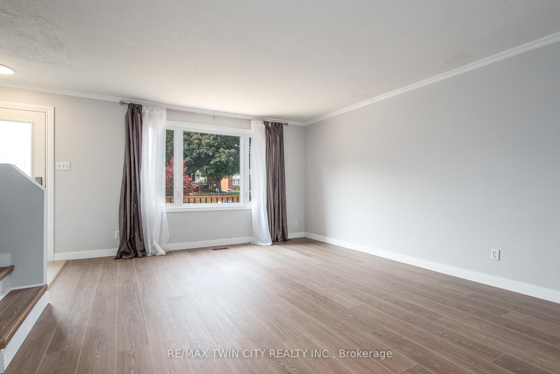 Photo 12 of 23 Roberts Crescent, Kitchener — HOMEH