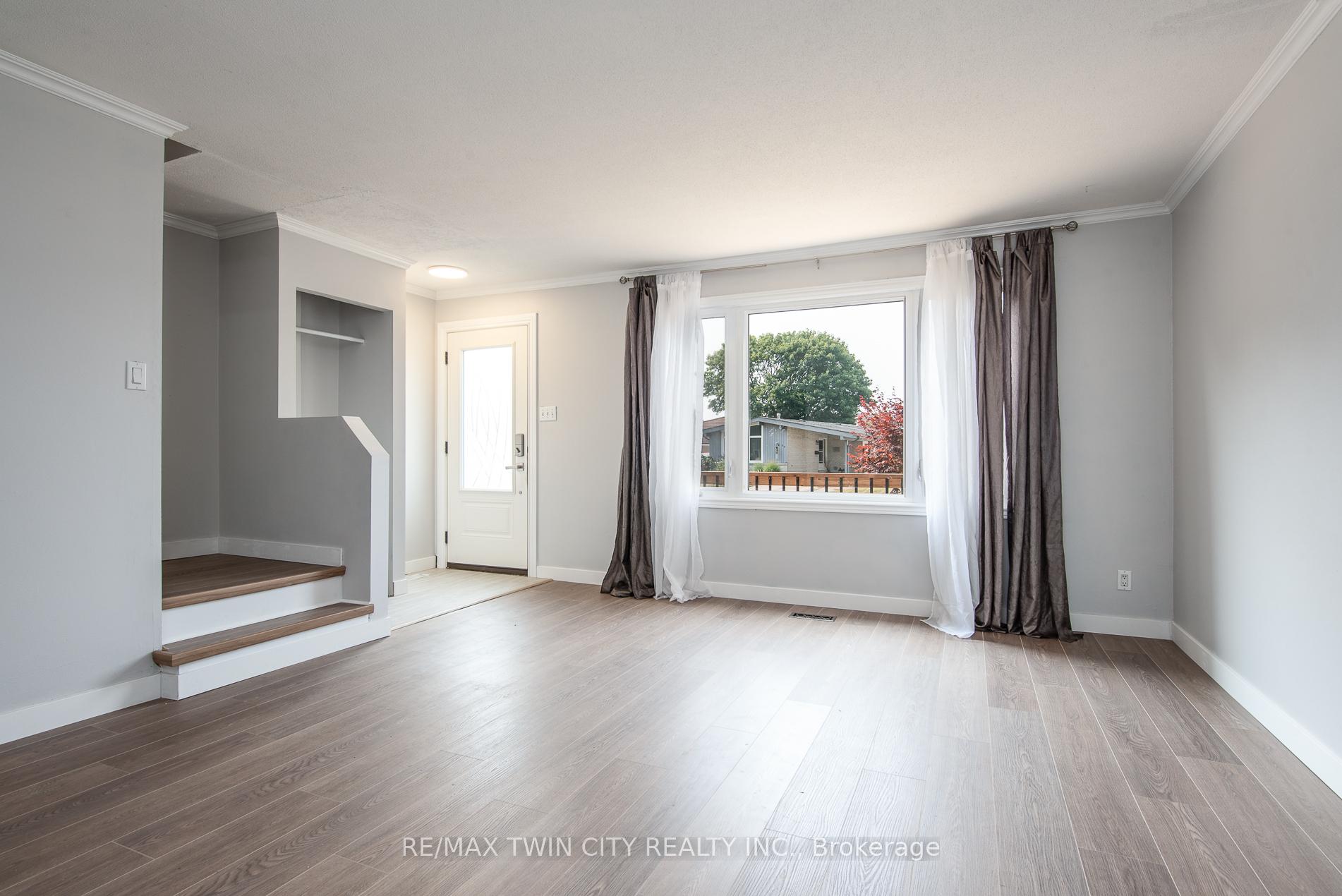 Photo 13 of 23 Roberts Crescent, Kitchener — HOMEH