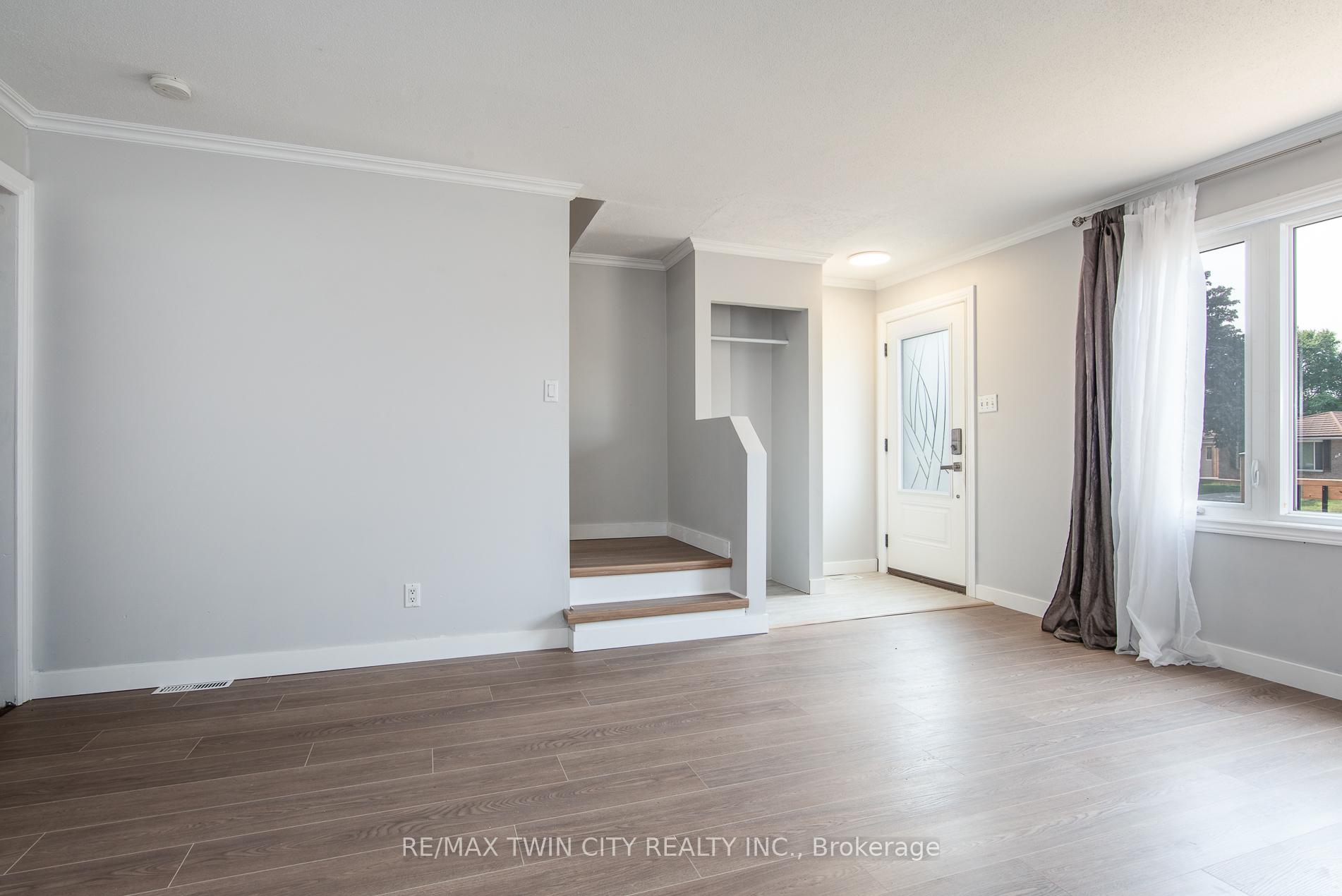 Photo 14 of 23 Roberts Crescent, Kitchener — HOMEH