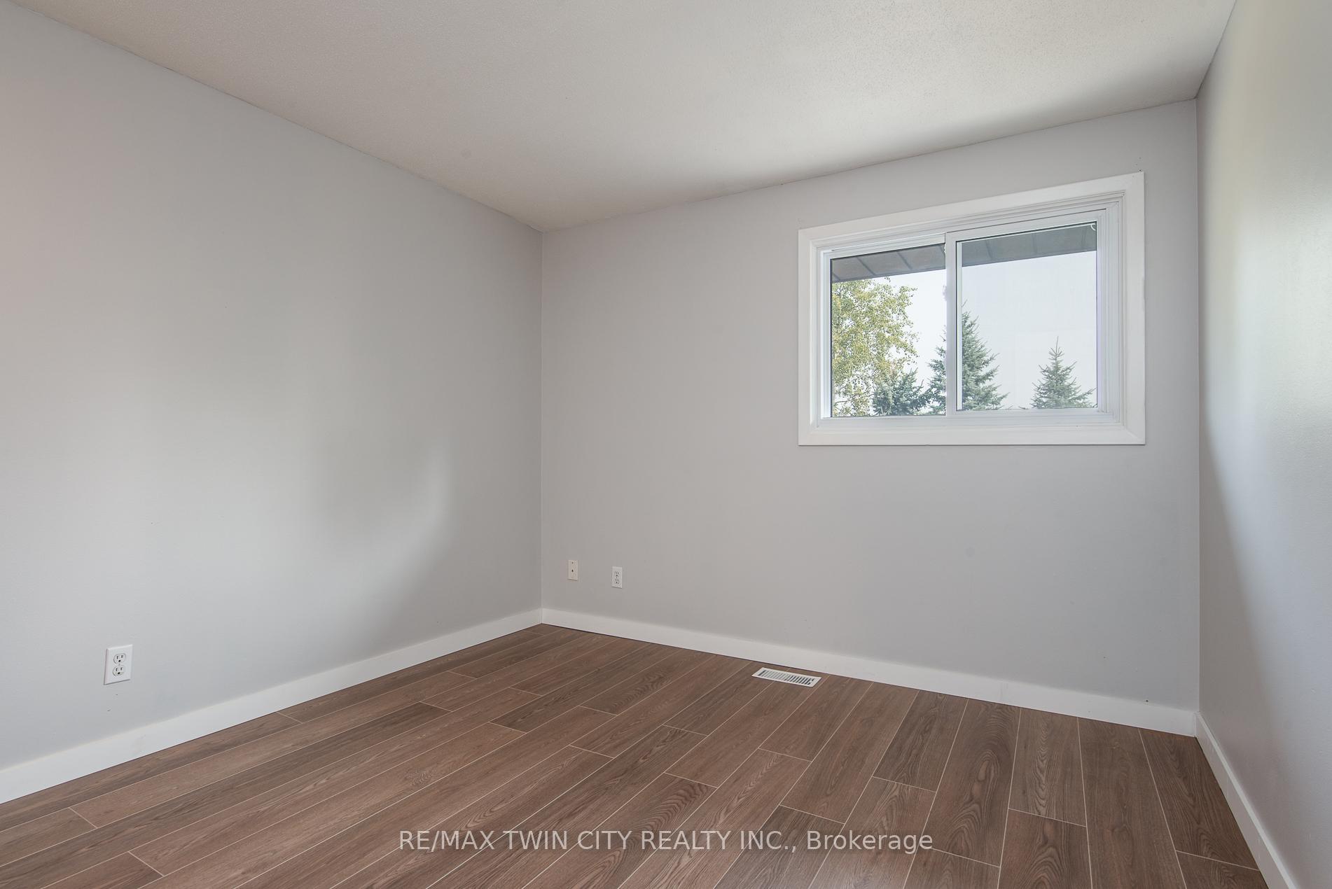 Photo 21 of 23 Roberts Crescent, Kitchener — HOMEH