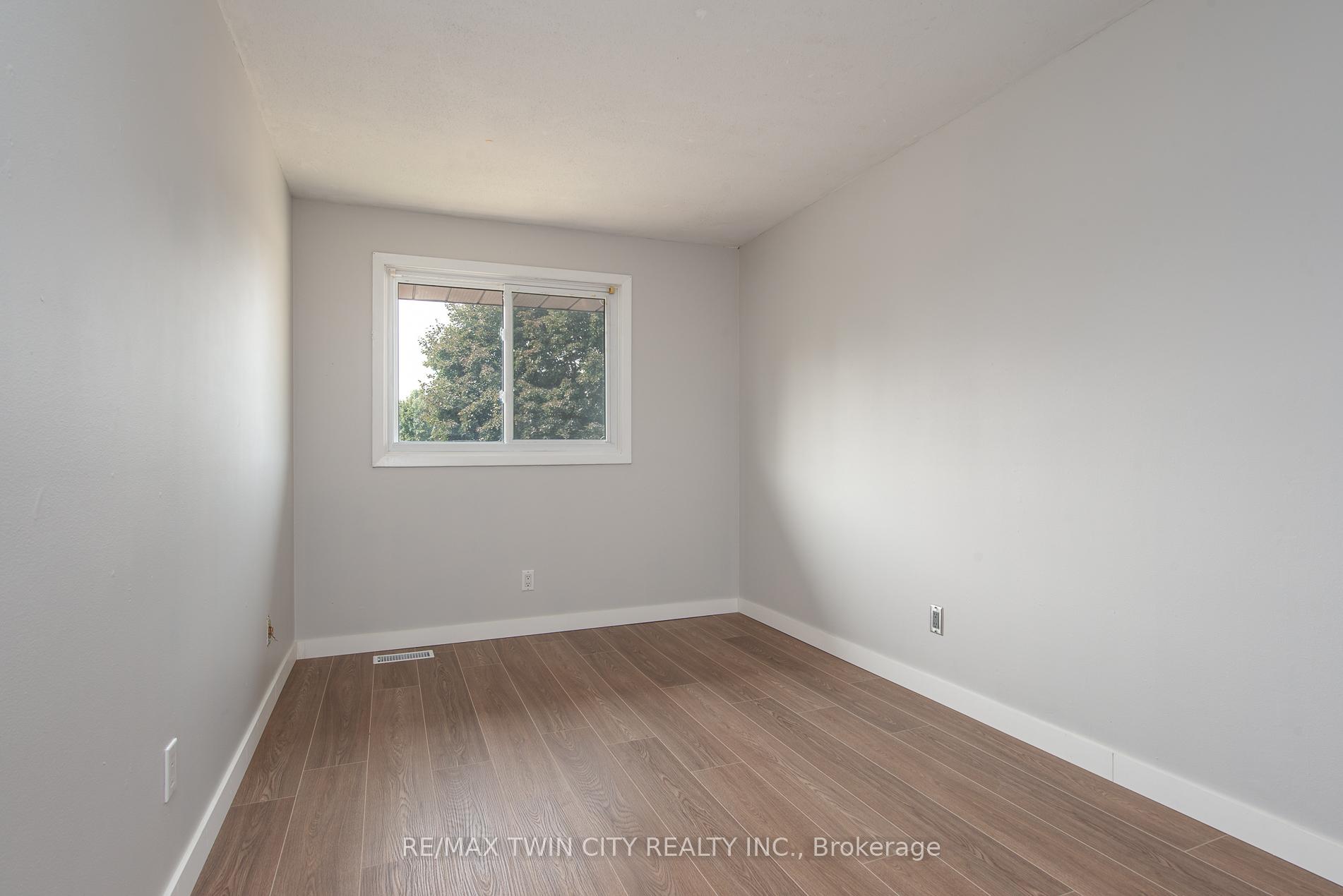 Photo 24 of 23 Roberts Crescent, Kitchener — HOMEH