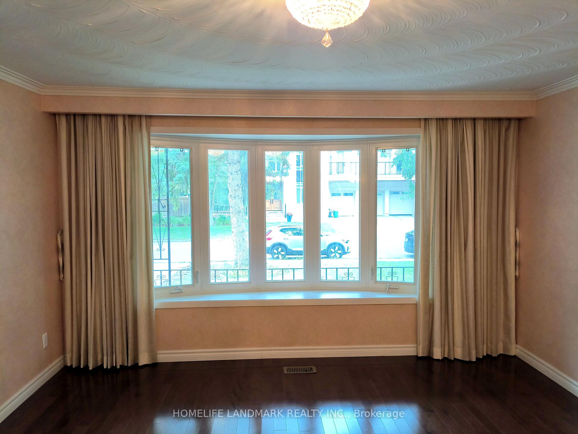 Photo 2 of 165 Fred Varley Drive, Markham, Unionville — HOMEH