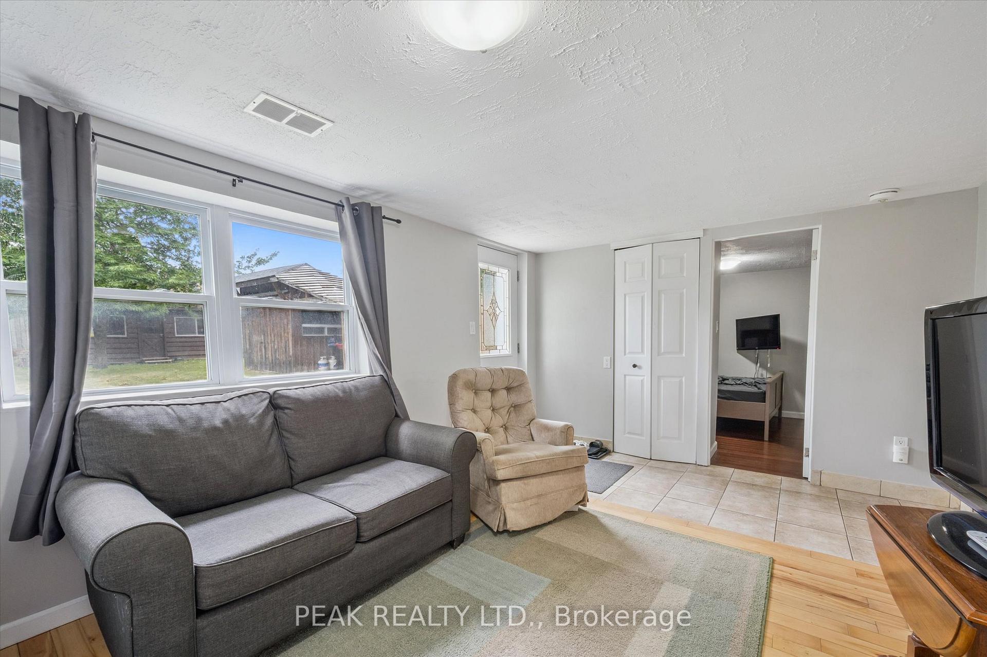 Photo 9 of 76 Third Avenue, Kitchener — HOMEH