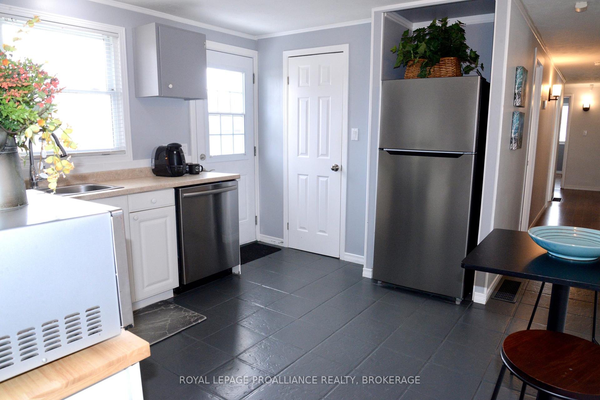 Photo 11 of 54 Clairton Place, Loyalist, Amherstview — HOMEH