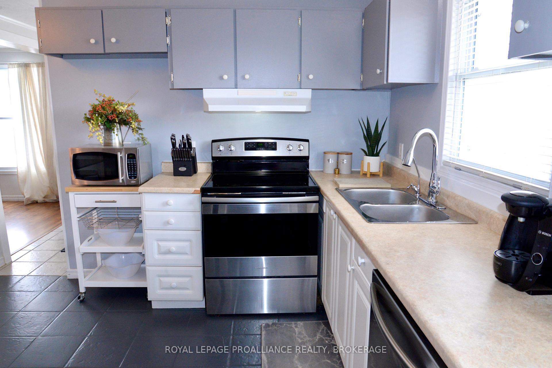Photo 13 of 54 Clairton Place, Loyalist, Amherstview — HOMEH