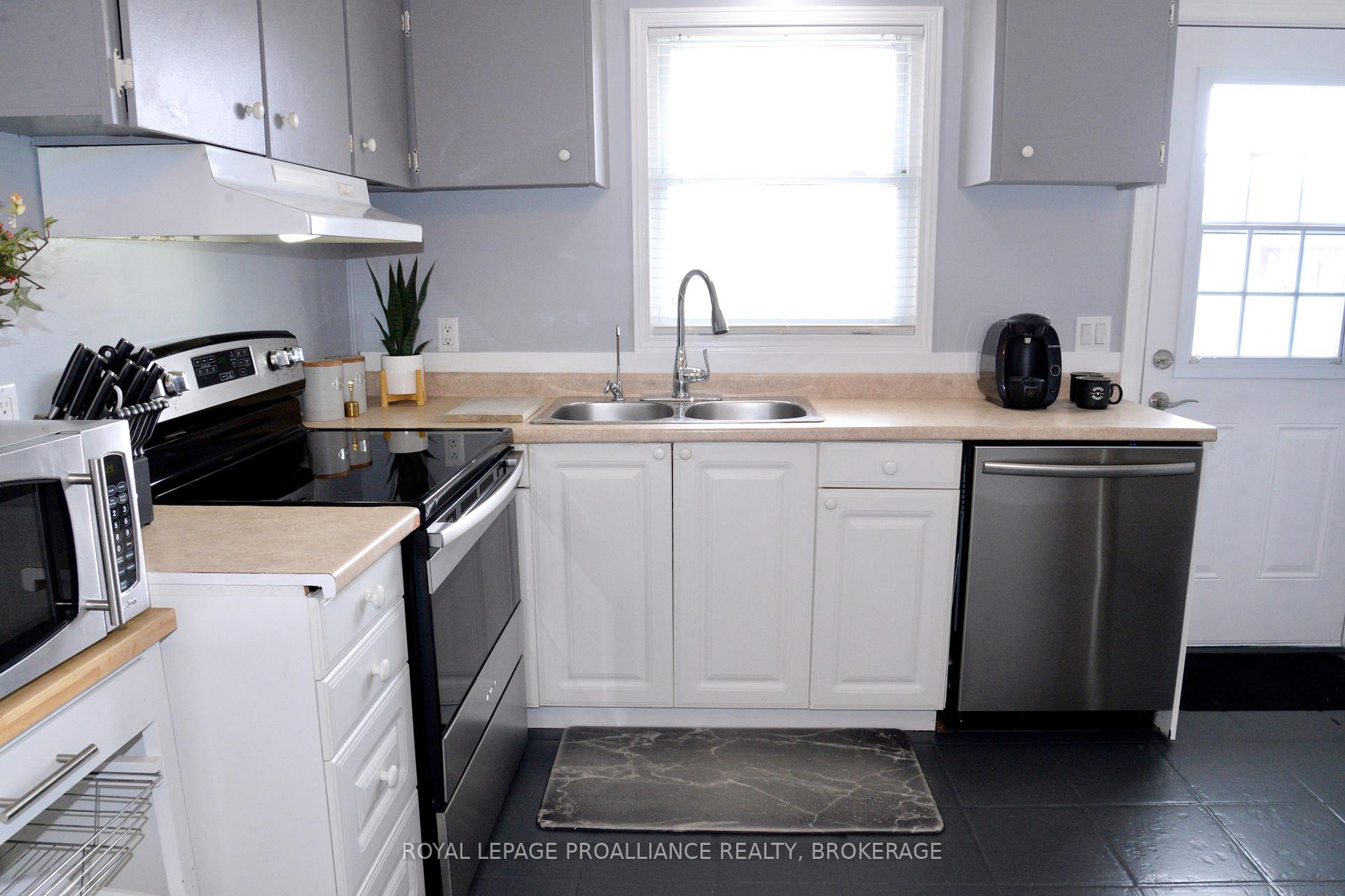 Photo 14 of 54 Clairton Place, Loyalist, Amherstview — HOMEH