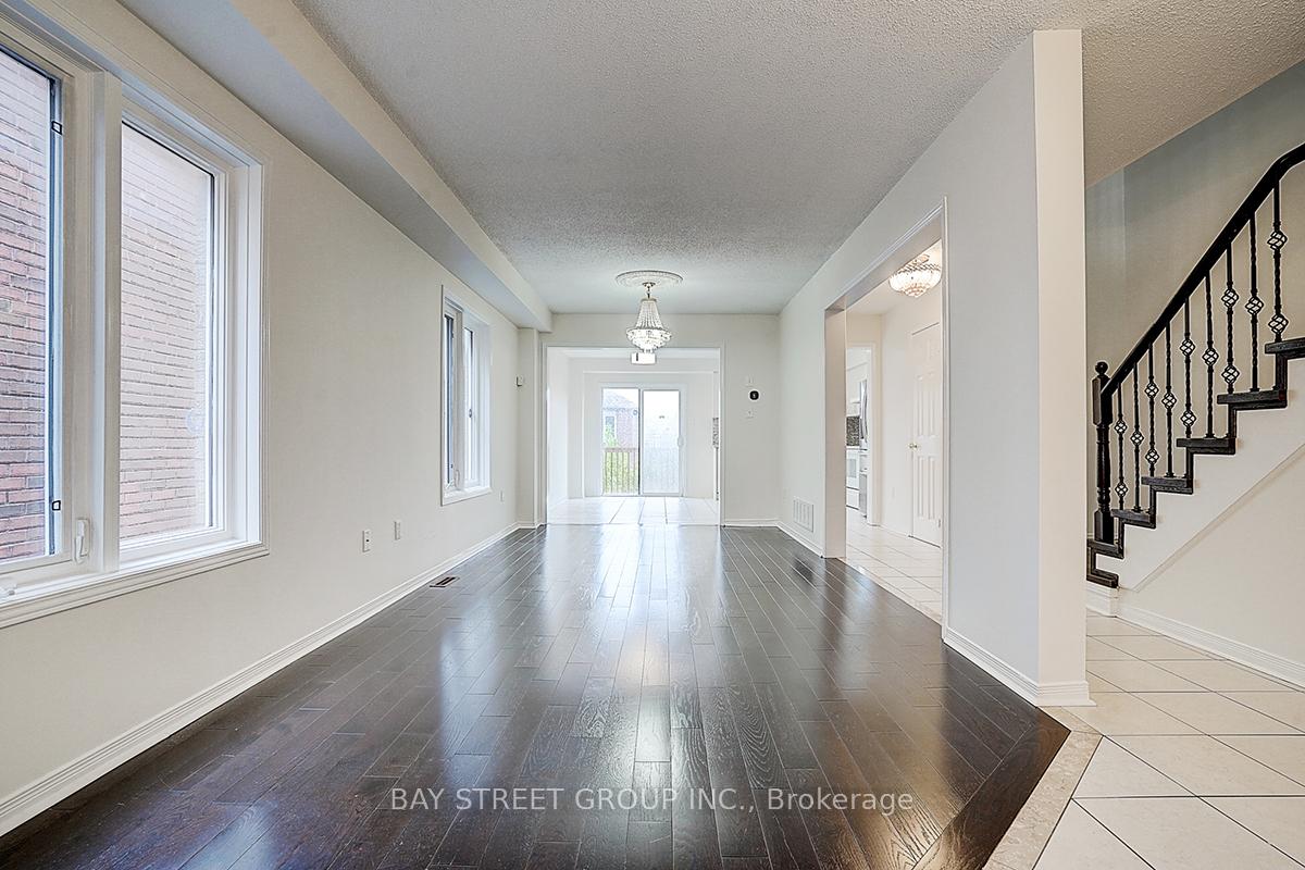 Photo 4 of 11 Tara Crescent, Markham, Cedarwood — HOMEH