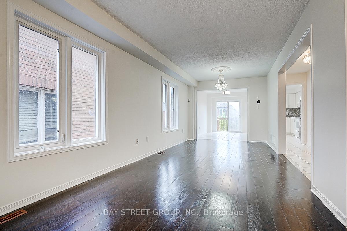 Photo 5 of 11 Tara Crescent, Markham, Cedarwood — HOMEH