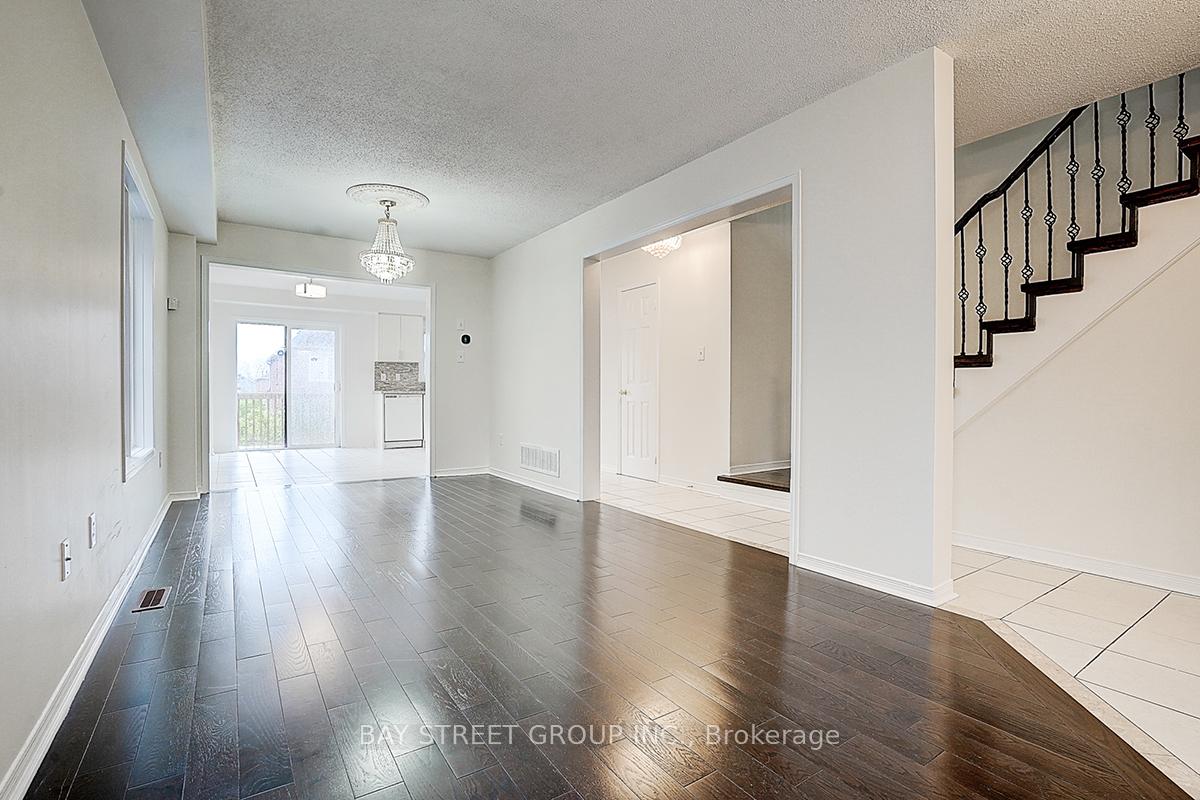 Photo 6 of 11 Tara Crescent, Markham, Cedarwood — HOMEH
