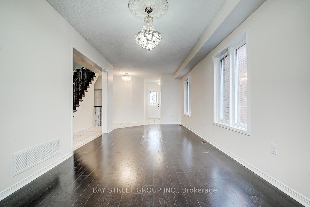 Photo 7 of 11 Tara Crescent, Markham, Cedarwood — HOMEH