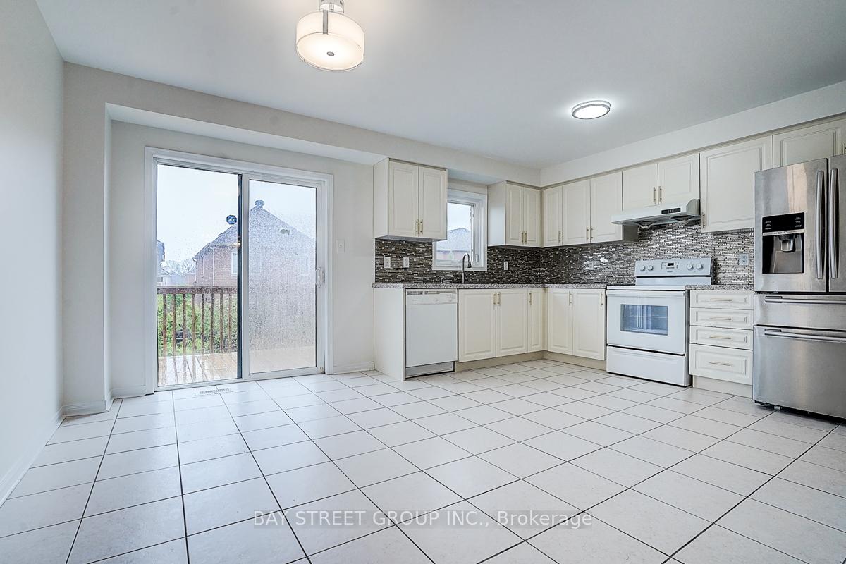 Photo 8 of 11 Tara Crescent, Markham, Cedarwood — HOMEH