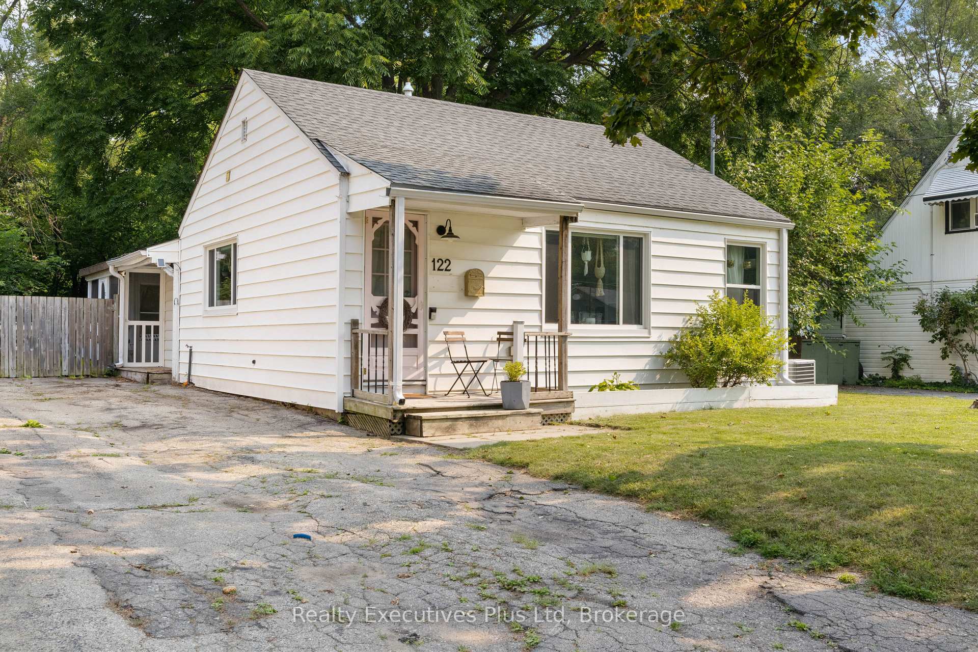 Photo 1 of 122 Spadina Road E, Kitchener — HOMEH