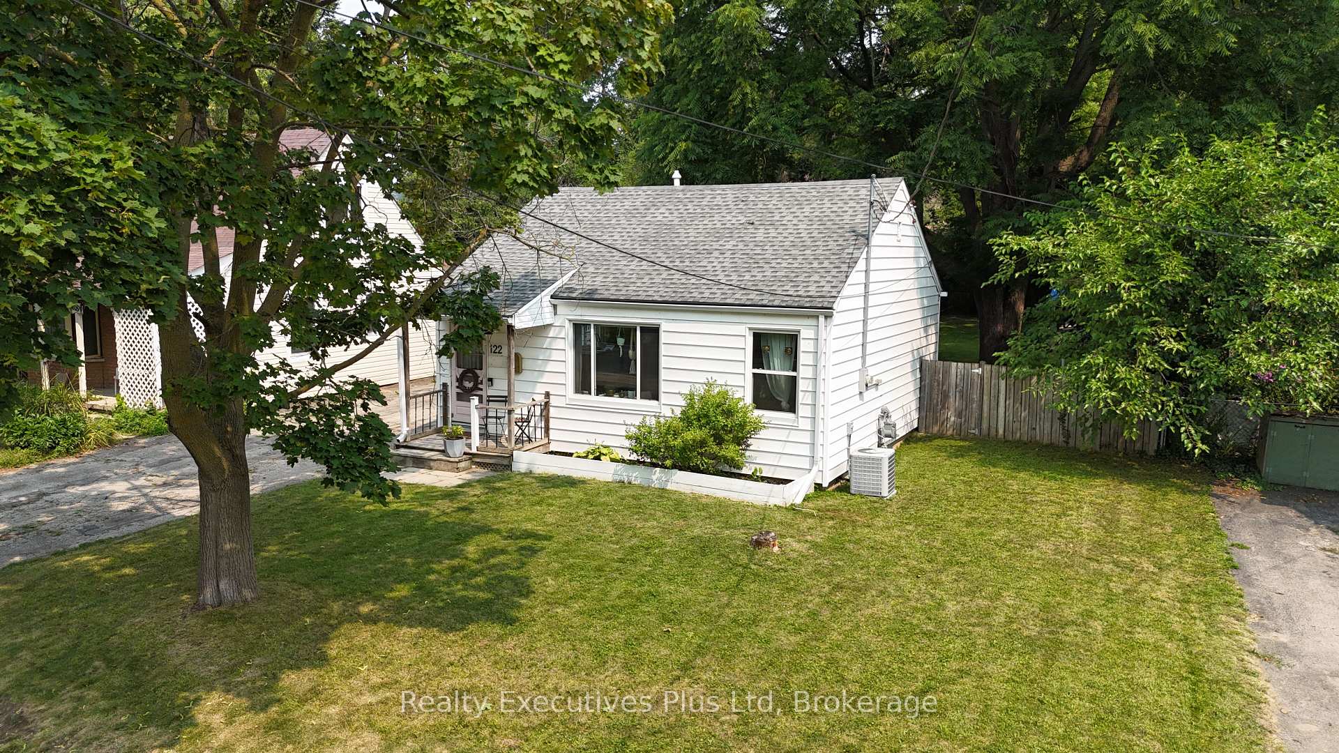 Photo 2 of 122 Spadina Road E, Kitchener — HOMEH