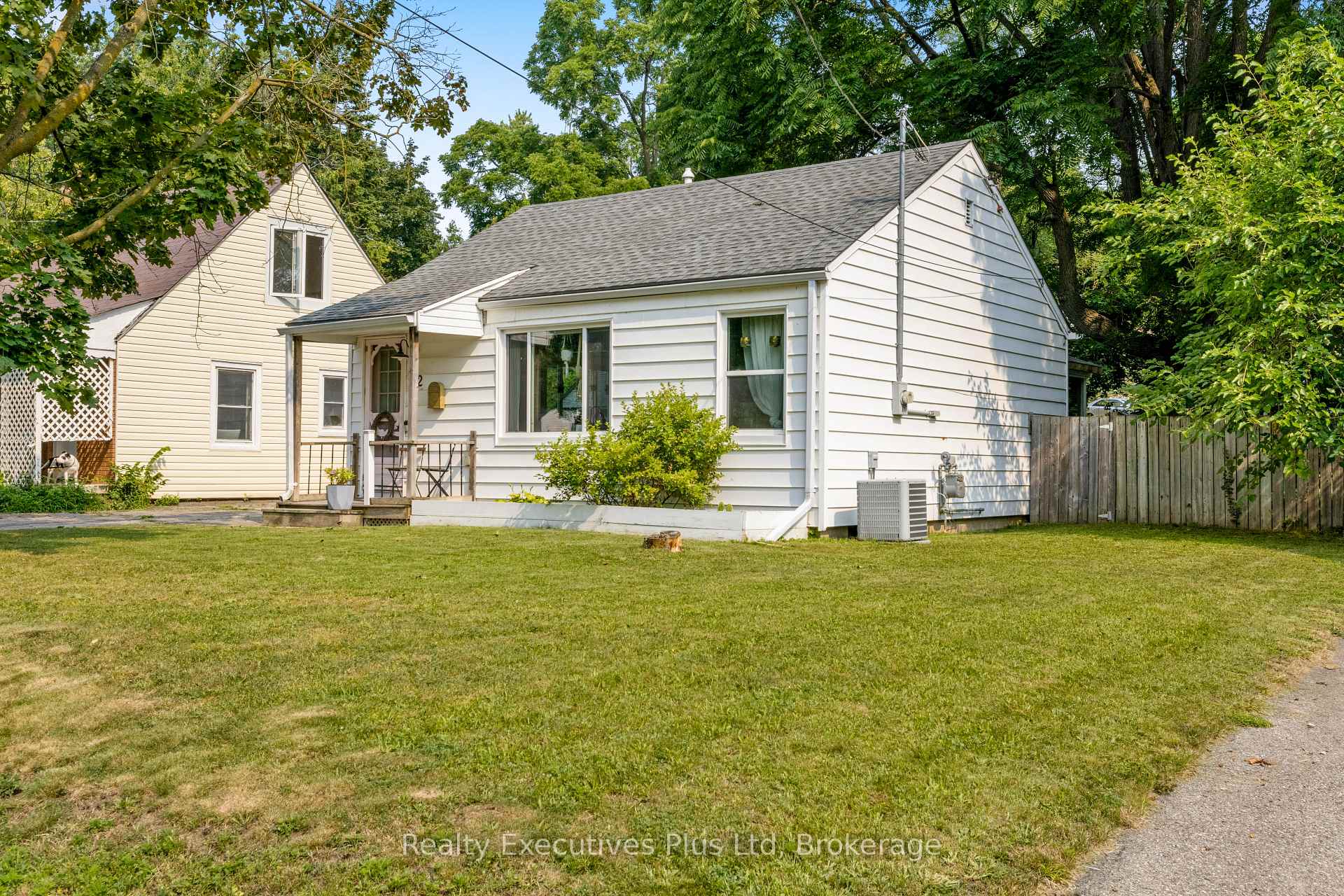 Photo 3 of 122 Spadina Road E, Kitchener — HOMEH