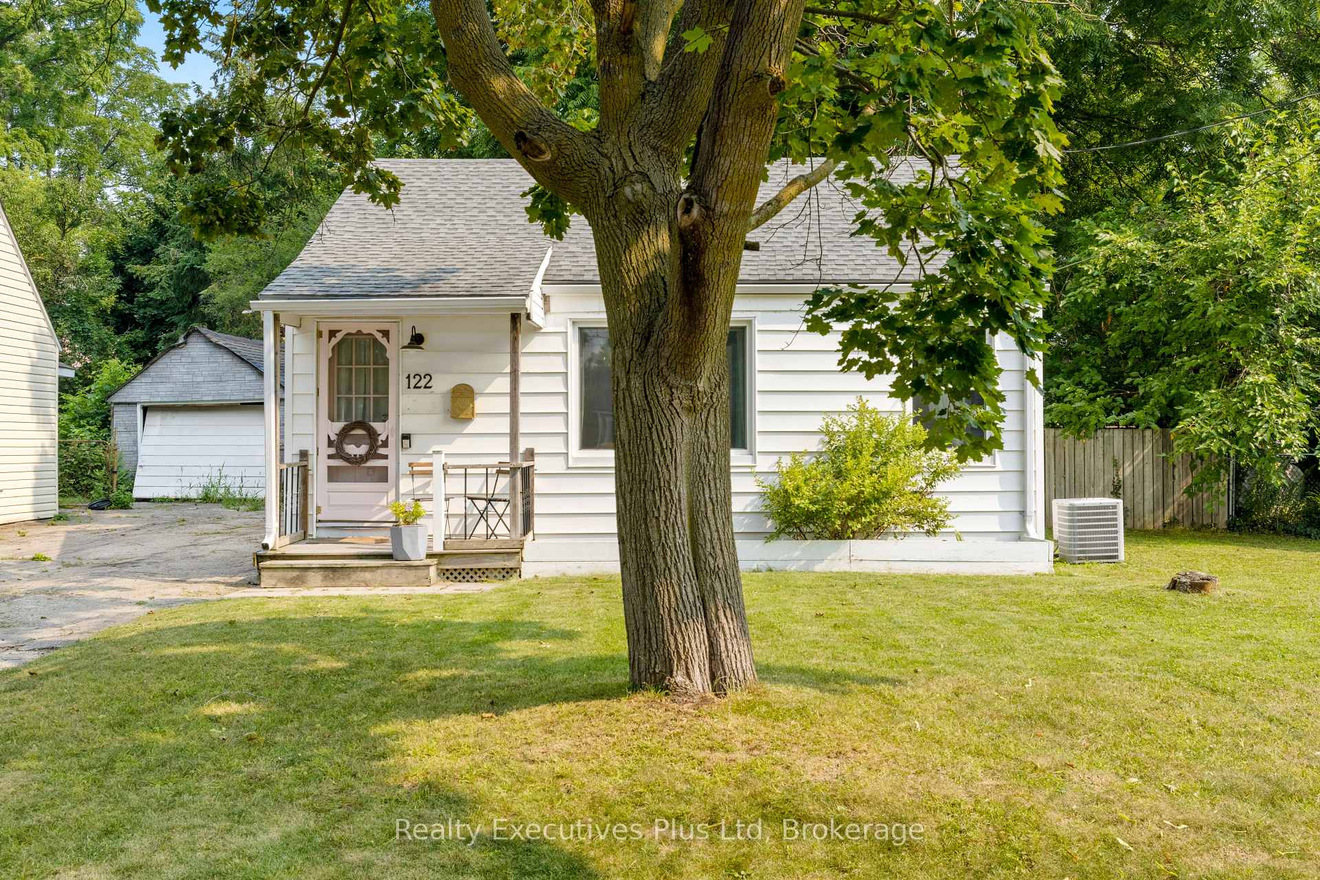Photo 4 of 122 Spadina Road E, Kitchener — HOMEH