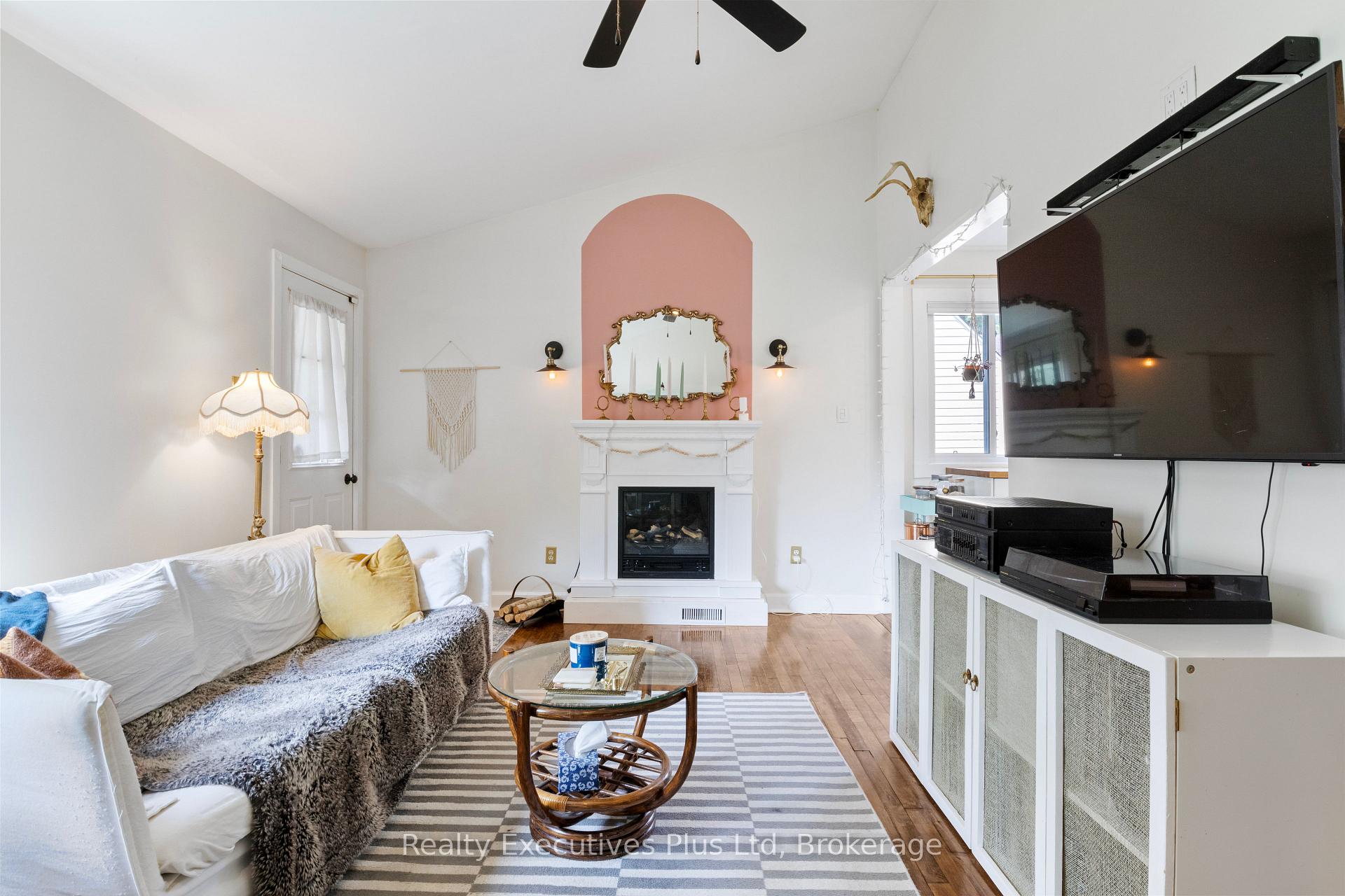 Photo 11 of 122 Spadina Road E, Kitchener — HOMEH