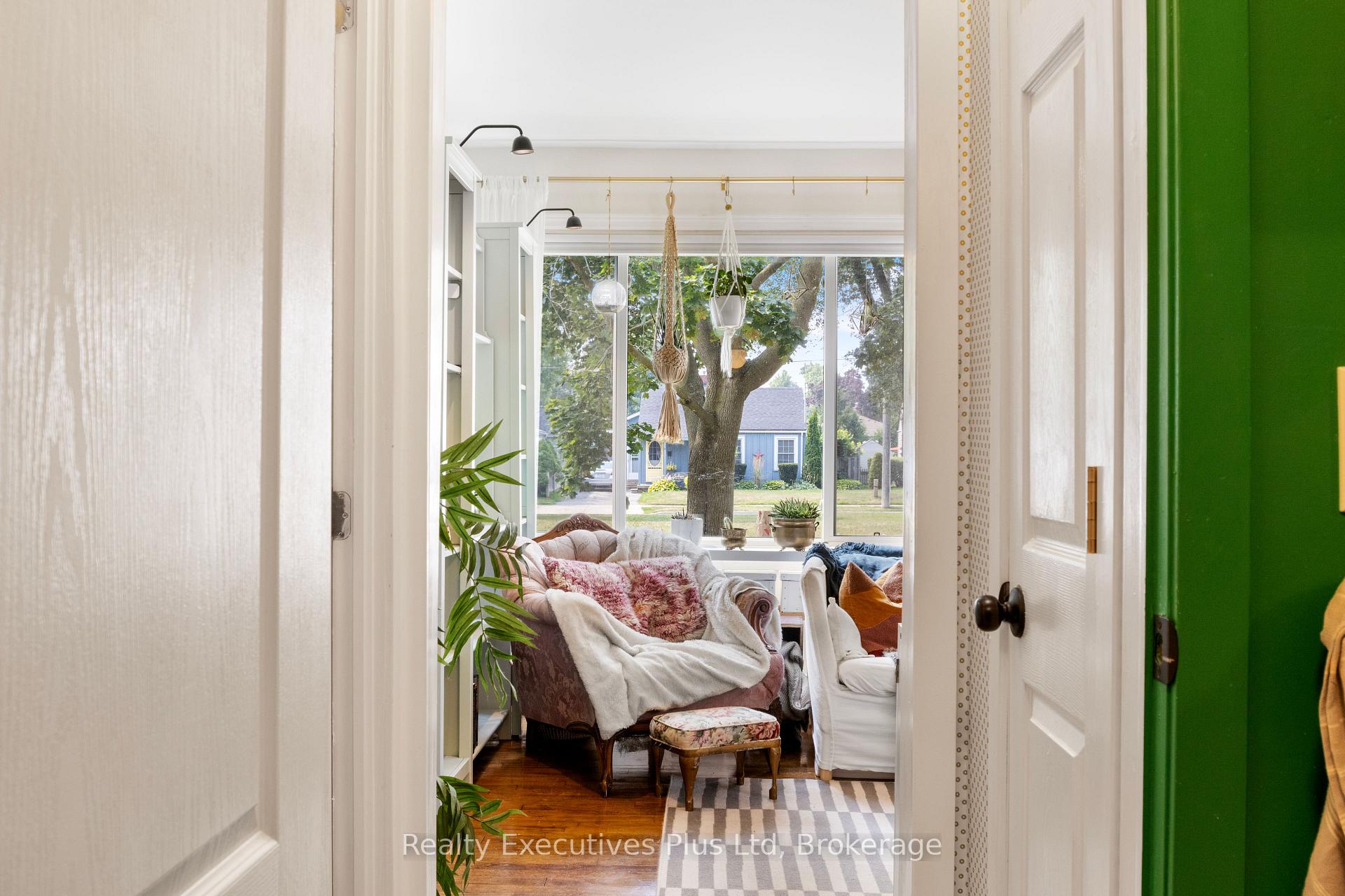 Photo 13 of 122 Spadina Road E, Kitchener — HOMEH