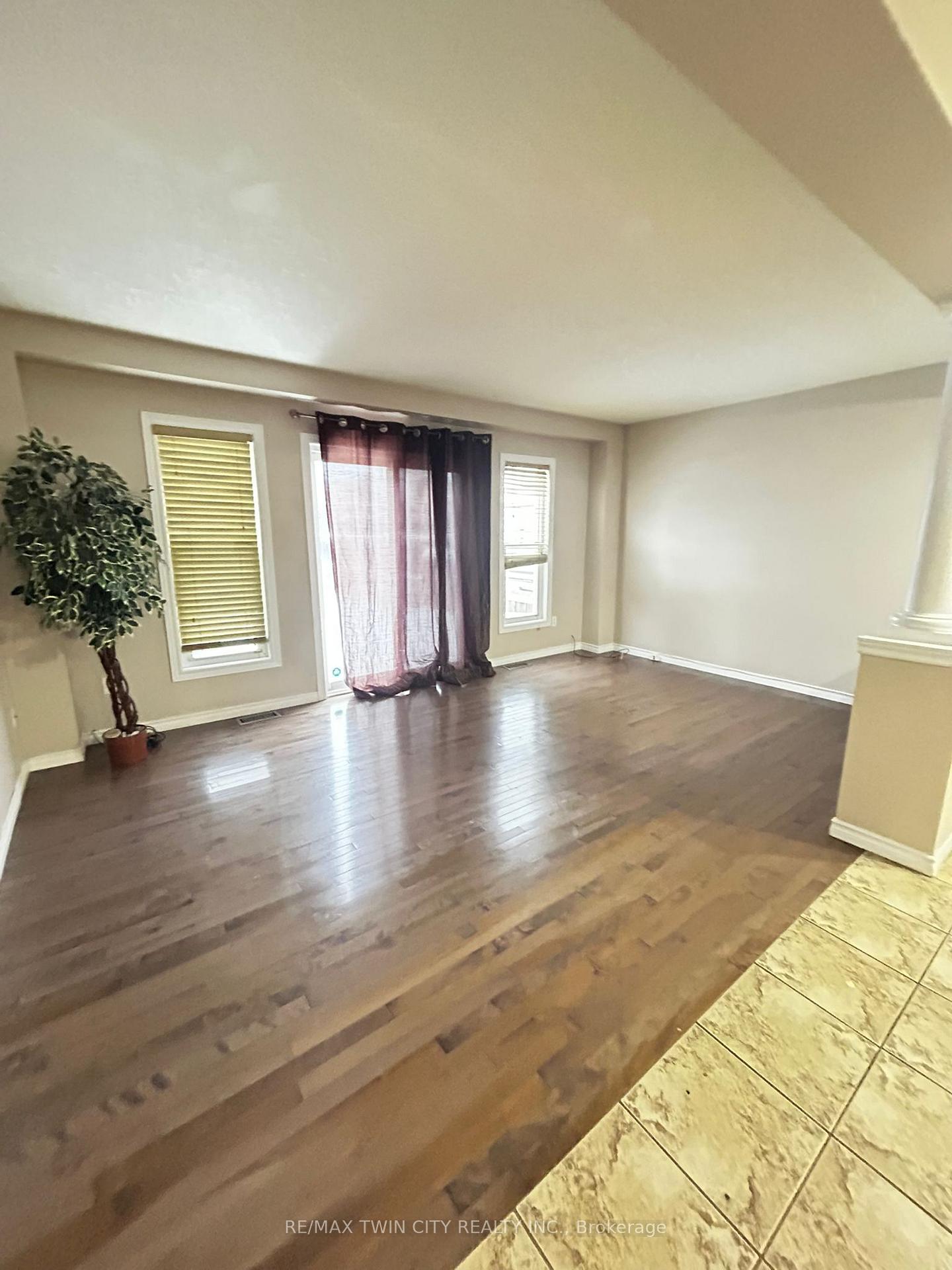 Photo 7 of 156 Periwinkle (Upper) Street, Kitchener — HOMEH