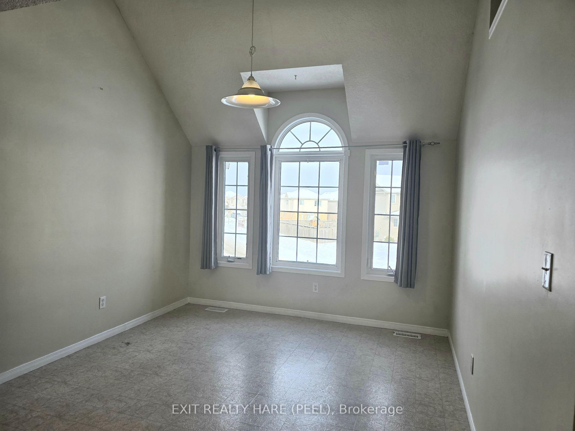 Photo 4 of 324 Mountain Laurel Crescent, Kitchener — HOMEH