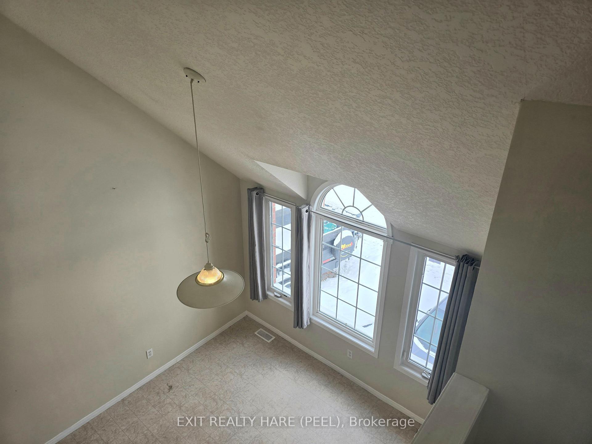 Photo 14 of 324 Mountain Laurel Crescent, Kitchener — HOMEH