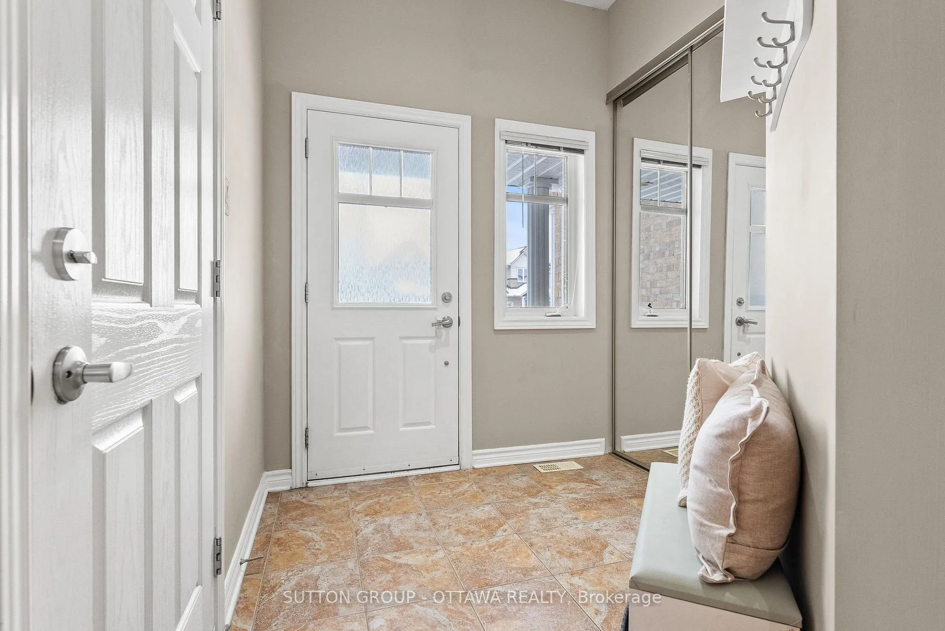 Photo 5 of 682 Paul Metivier Drive, Ottawa, Barrhaven - Strandherd — HOMEH