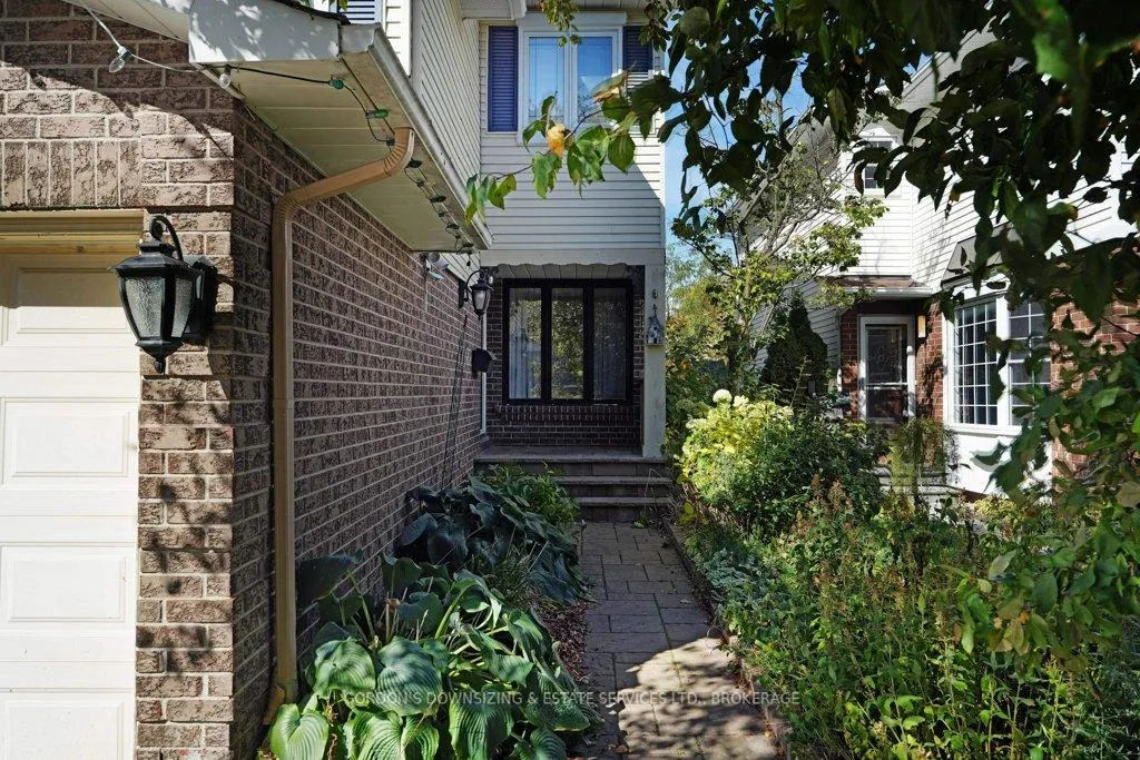 Photo 4 of 30 Chickasaw Crescent, Ottawa, Kanata - Bridlewood — HOMEH