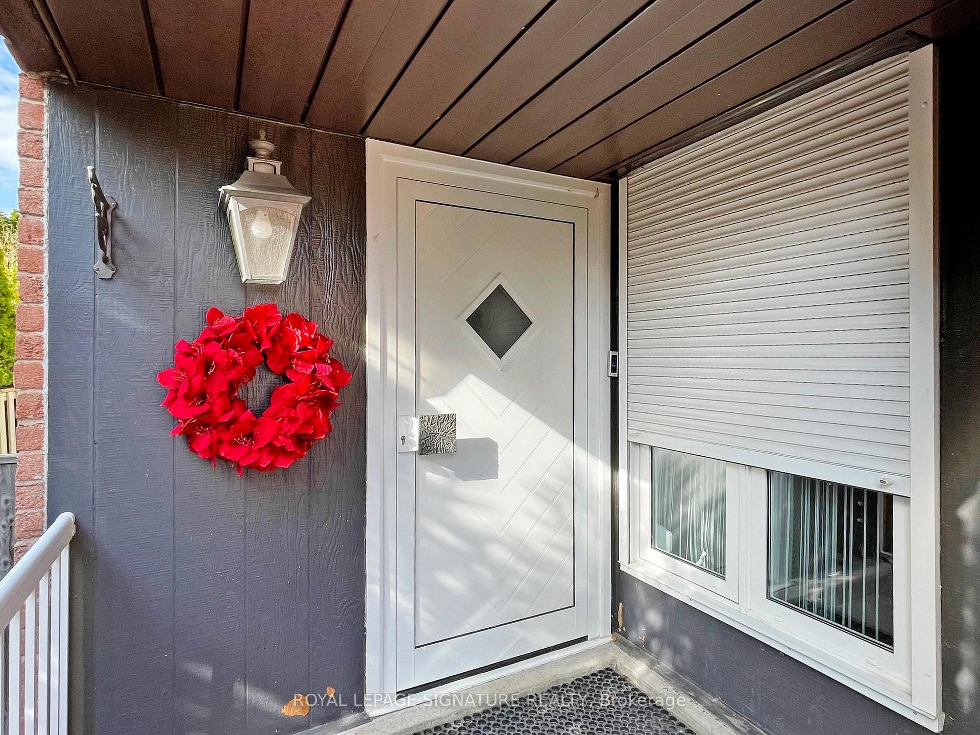 Photo 2 of 4 Larksmere Court, Markham, Milliken Mills West — HOMEH
