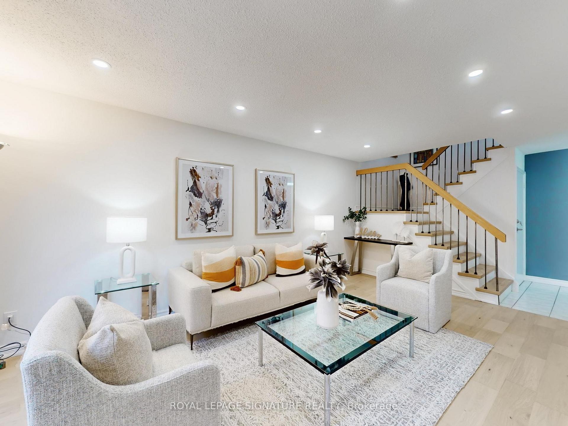 Photo 5 of 4 Larksmere Court, Markham, Milliken Mills West — HOMEH