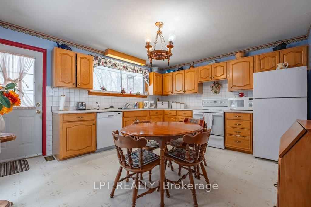 Photo 8 of 4971 County Road 2, Loyalist, Lennox and Addington - South — HOMEH