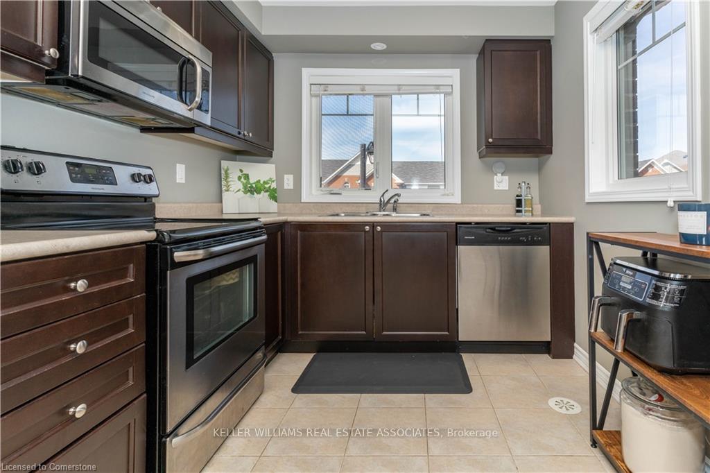 Photo 5 of 29 Appleby Street, Kitchener — HOMEH