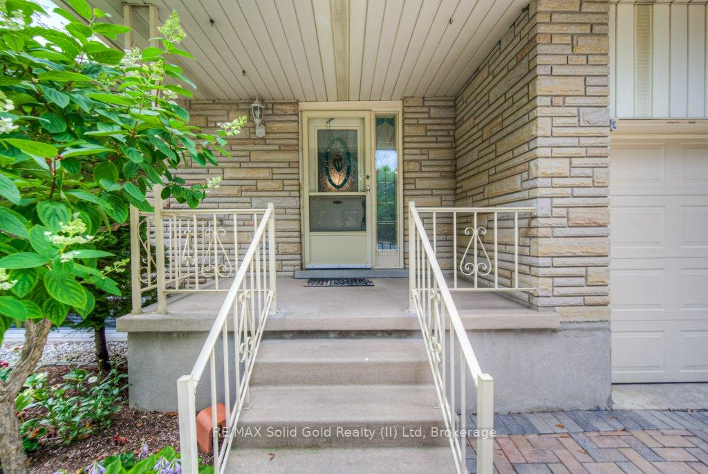 Photo 3 of 16 Wolfe's Court, Kitchener — HOMEH