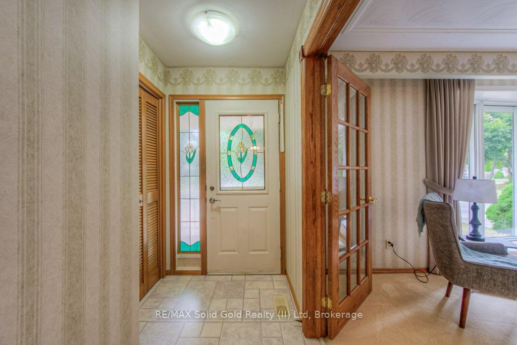 Photo 4 of 16 Wolfe's Court, Kitchener — HOMEH