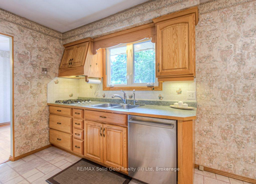 Photo 14 of 16 Wolfe's Court, Kitchener — HOMEH