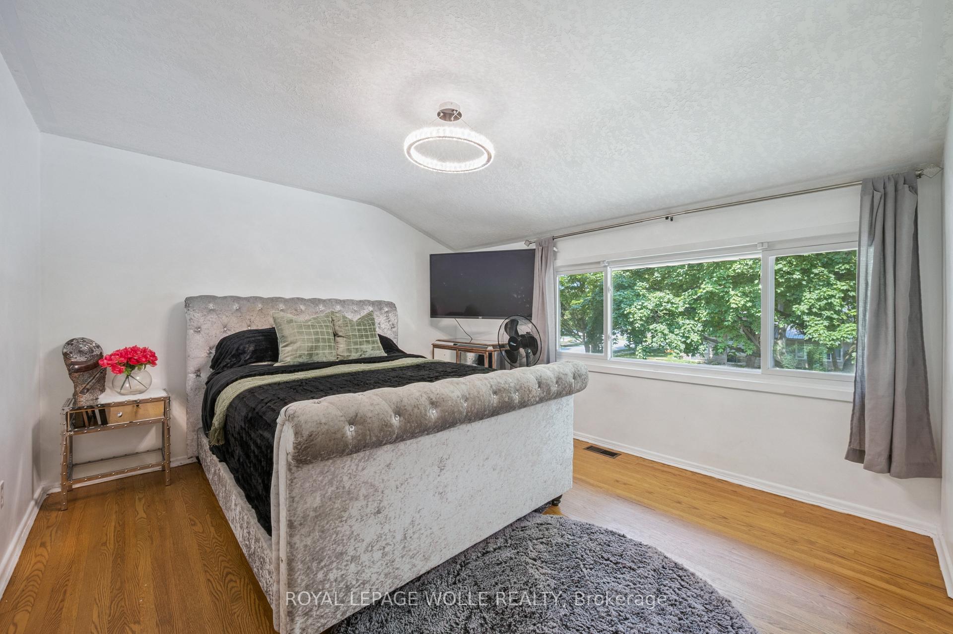 Photo 19 of 36 Craig Drive, Kitchener — HOMEH