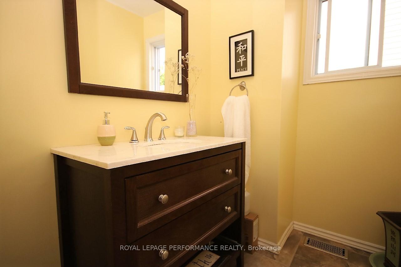 Photo 13 of 16 Inwood Drive, Ottawa, Kanata - Bridlewood — HOMEH