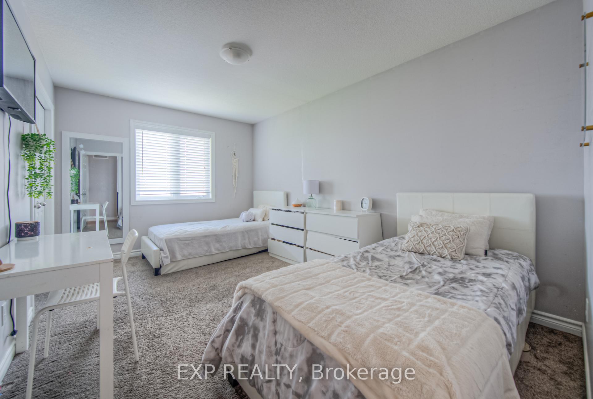 Photo 3 of 55 Saddlebrook Court, Kitchener — HOMEH