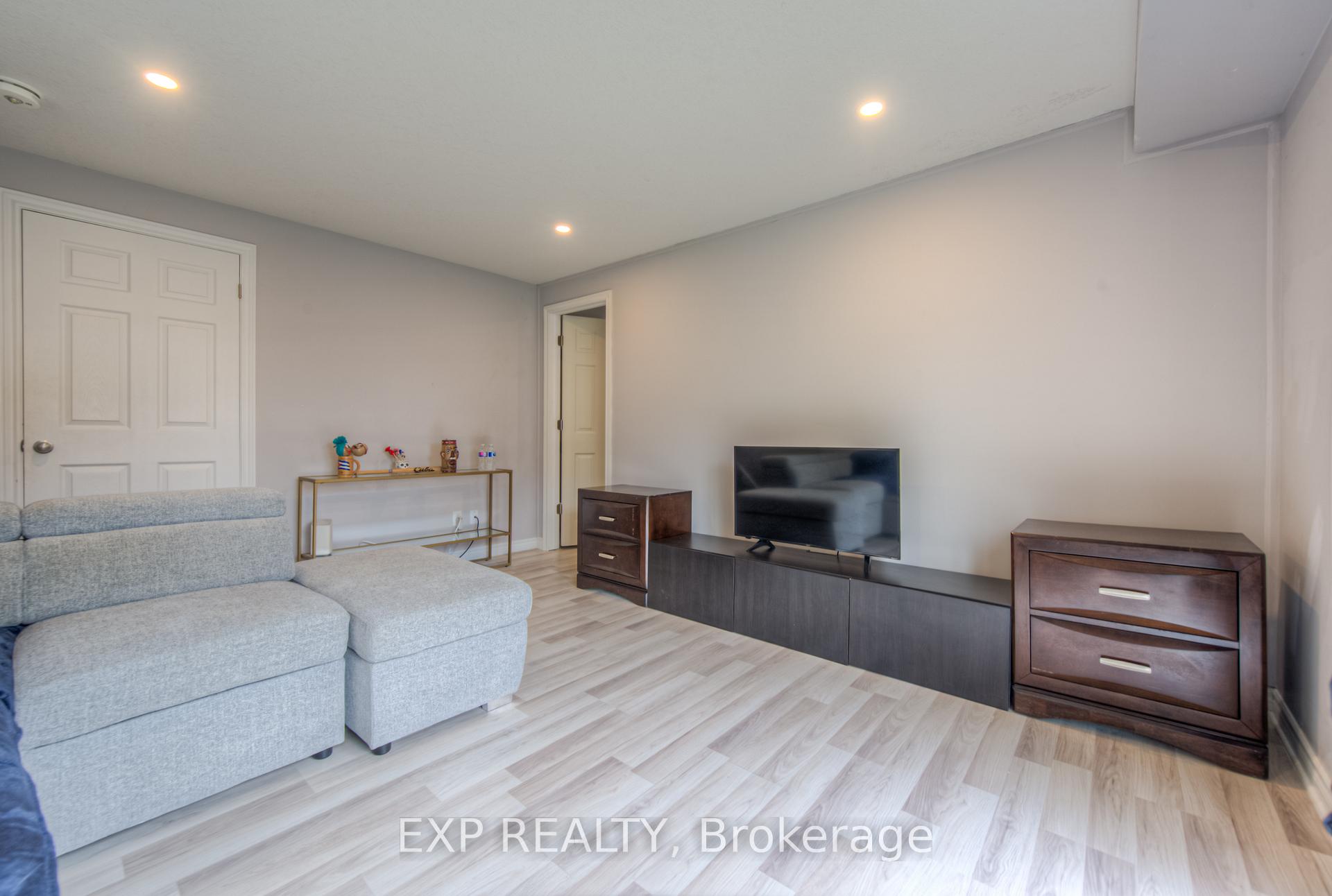 Photo 33 of 55 Saddlebrook Court, Kitchener — HOMEH