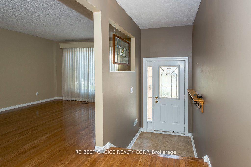 Photo 2 of 11 Emily Carr Street, Markham, Unionville — HOMEH