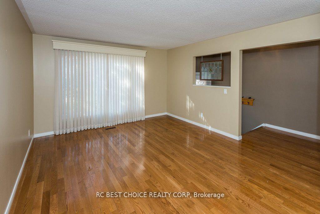 Photo 3 of 11 Emily Carr Street, Markham, Unionville — HOMEH