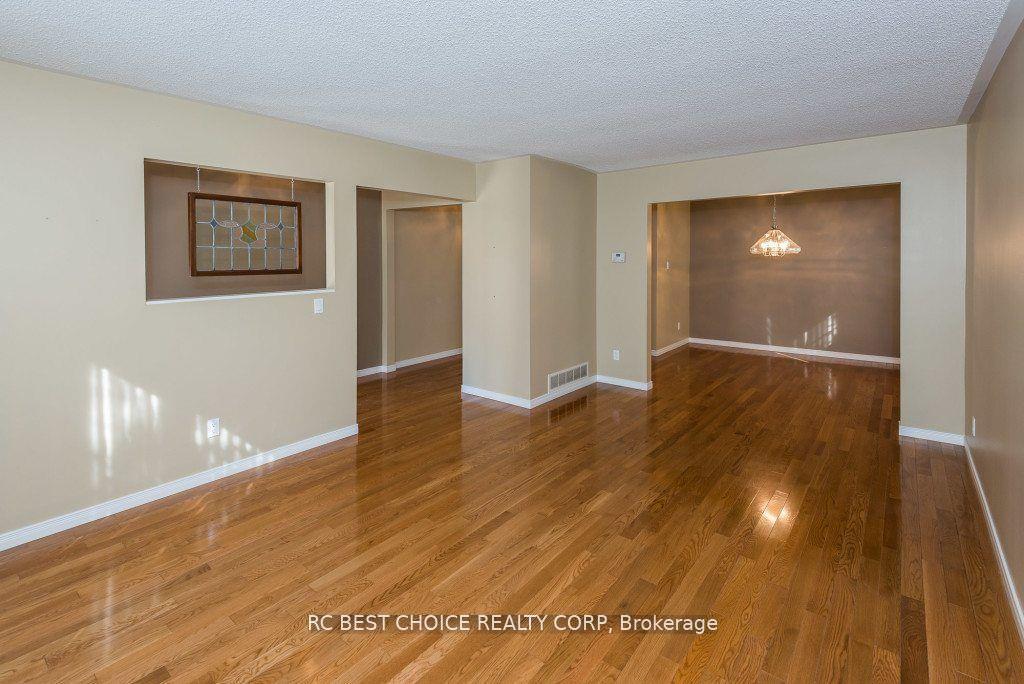 Photo 4 of 11 Emily Carr Street, Markham, Unionville — HOMEH