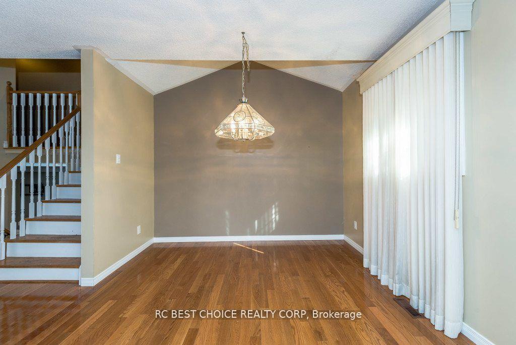 Photo 5 of 11 Emily Carr Street, Markham, Unionville — HOMEH