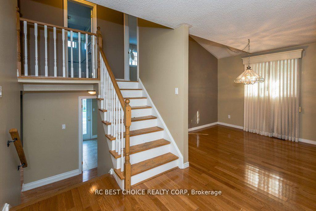 Photo 6 of 11 Emily Carr Street, Markham, Unionville — HOMEH