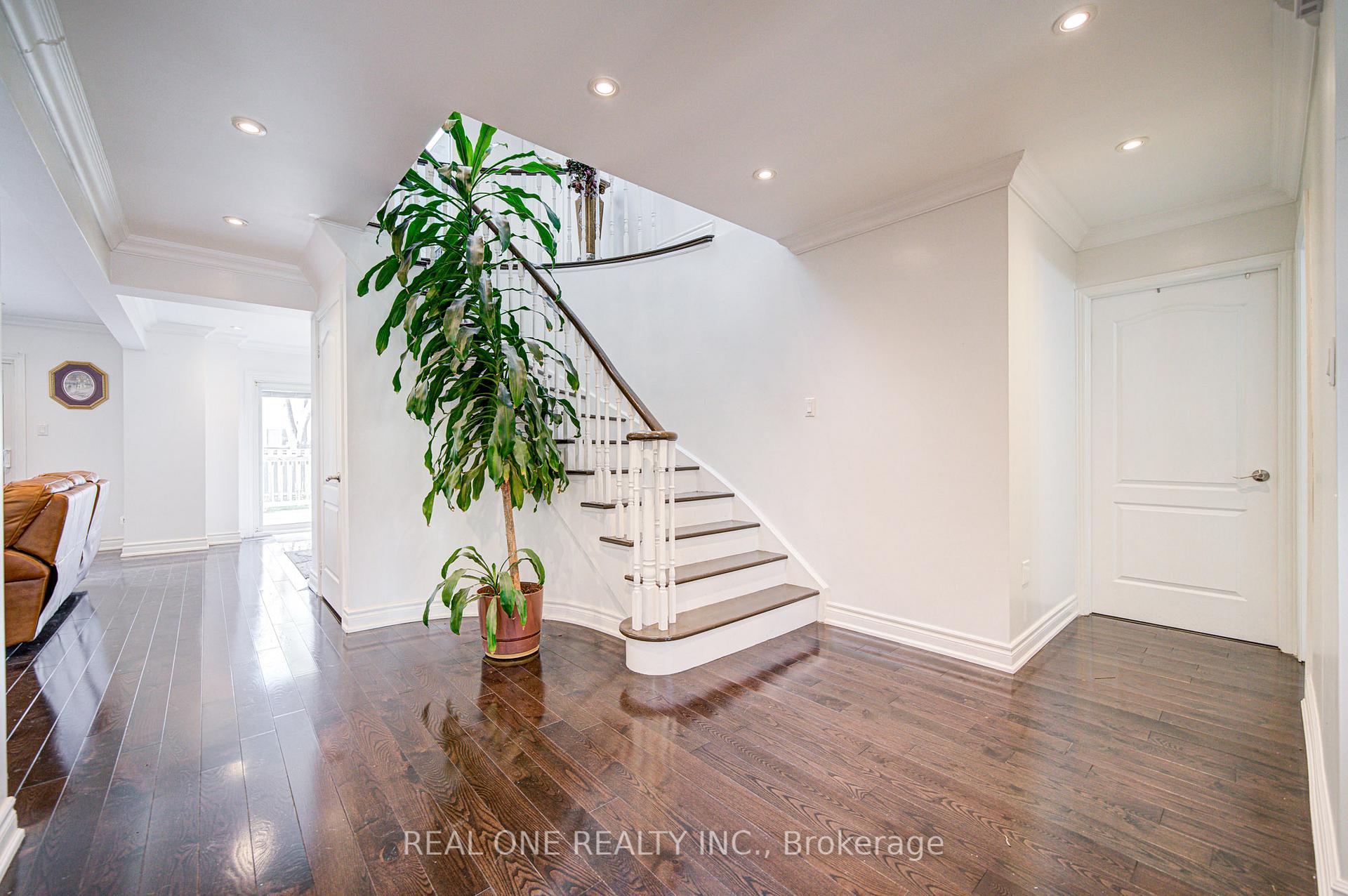 Photo 3 of 72 Highgate Drive, Markham, Milliken Mills West — HOMEH