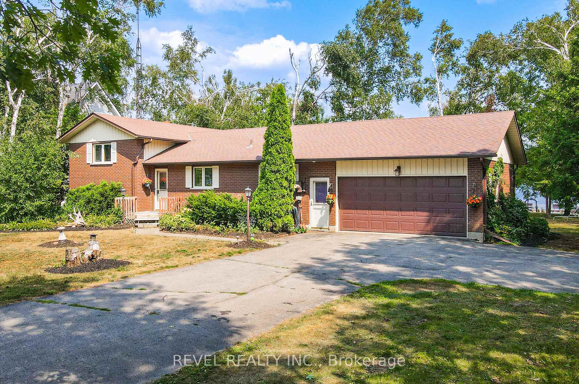 Front of 126 Pinewood Boulevard