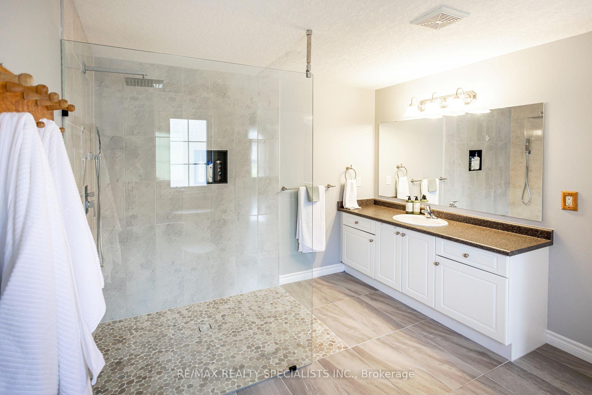 Photo 23 of 576 Activa Avenue, Kitchener — HOMEH