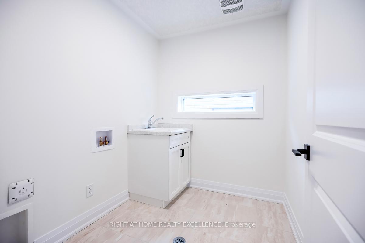 Photo 21 of 18 Shaded Creek Drive, Kitchener — HOMEH