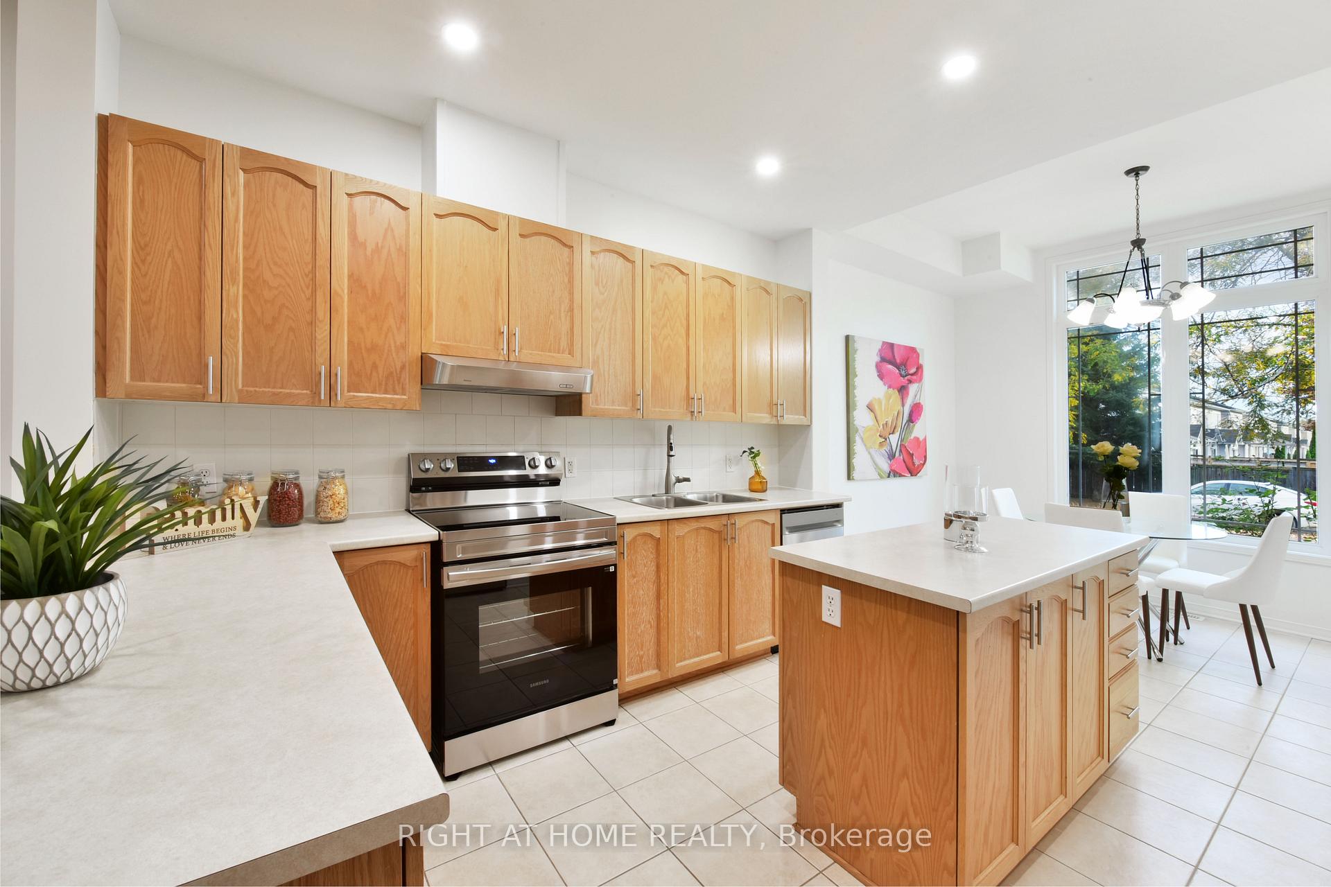 Photo 8 of 321 Breckenridge Crescent, Ottawa, Kanata - Morgan's Grant/South March — HOMEH