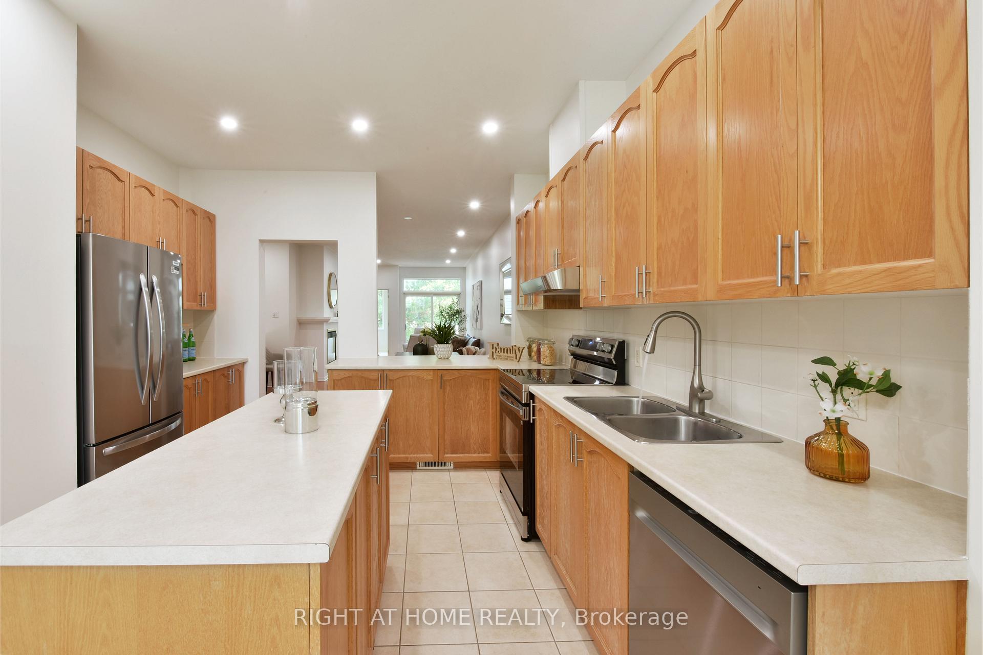 Photo 12 of 321 Breckenridge Crescent, Ottawa, Kanata - Morgan's Grant/South March — HOMEH
